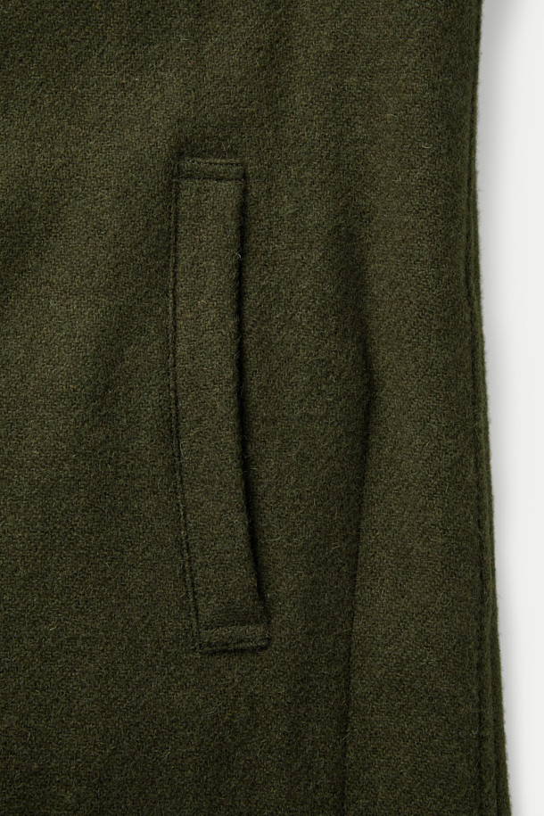 SAGE DE CRET(사지 드 크레) 해리스 트위드 울스터 칼라 롱 코트는 남성용 롱 코트입니다. 올리브 그린 컬러의 해리스 트위드 소재로 제작되어 가을, 겨울 시즌에 적합하며, 클래식하고 모던한 스타일을 연출합니다. 세미 오버핏으로 편안함과 세련됨을 동시에 잡았으며, 울 소재 특유의 부드러운 촉감이 특징입니다. 가먼트 워싱 가공, 힙 포켓, 슬릿 포켓, 패치 포켓, 오프화이트 파이핑 테이프 마감 등의 디테일이 돋보입니다. 출근룩, 겨울 데일리룩, 모임룩 등 다양한 TPO에 클래식, 미니멀, 시크한 스타일로 활용하기 좋습니다.
