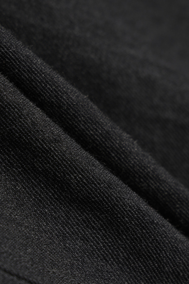 SAGE DE CRET(사쥬 드 크레) 울/린넨 Serge 테일러드 재킷은 남성을 위한 클래식과 빈티지 무드를 담은 아우터입니다. 다크 그레이 컬러의 무지 패턴으로, 오피스룩, 비즈니스 캐주얼, 모임룩 등 다양한 TPO에 활용하기 좋습니다. 울과 린넨 혼방 소재로 제작되어 부드러운 촉감과 드라이한 질감을 제공하며, 봄/가을 시즌에 적합합니다. 얇은 두께감에 오버핏으로 제작되어 편안한 착용감을 선사하며, 3버튼 여밈 방식과 코튼 안감, 텀블링 가공, 자연스러운 광택 디테일이 돋보입니다. 클래식, 미니멀, 시크 스타일을 즐기는 분들께 추천합니다.
