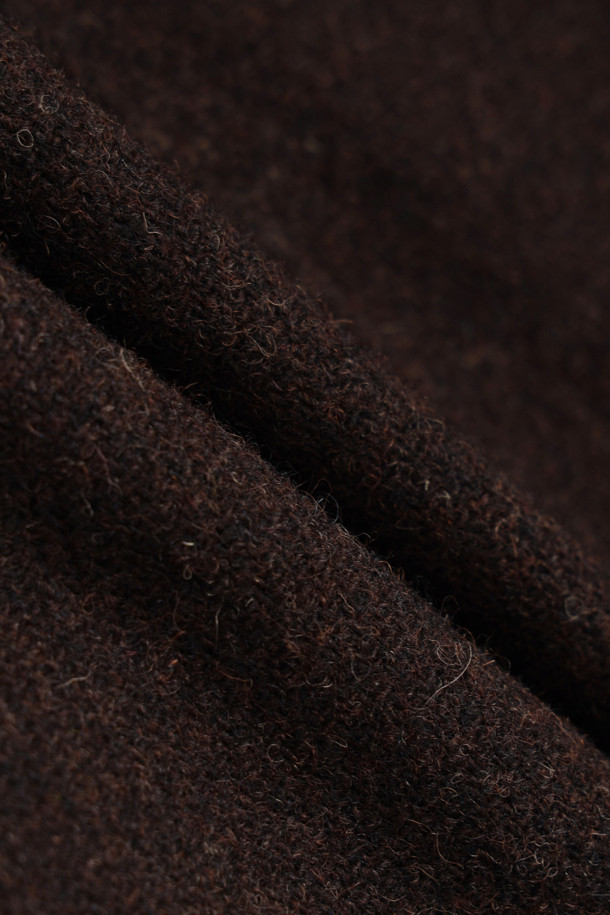 세이지 드 크레(SAGE DE CRET) 해리스 트위드 테일러드 재킷은 클래식하고 우아한 스타일을 추구하는 남성을 위한 아우터입니다. 브라운 컬러의 부드러운 울 소재에 해리스 트위드 패턴을 더해 고급스러운 분위기를 자아냅니다. 가을과 겨울 시즌, 오피스룩, 비즈니스 캐주얼, 모임룩 등 다양한 TPO에 활용하기 좋습니다. 오버핏 실루엣과 싱글 버튼 여밈, 패치 포켓 디테일이 특징이며, 오프화이트 파이핑 테이프 마감과 가먼트 워싱 가공으로 완성도를 높였습니다. 미니멀하고 시크한 스타일을 선호하는 분들께 추천합니다.
