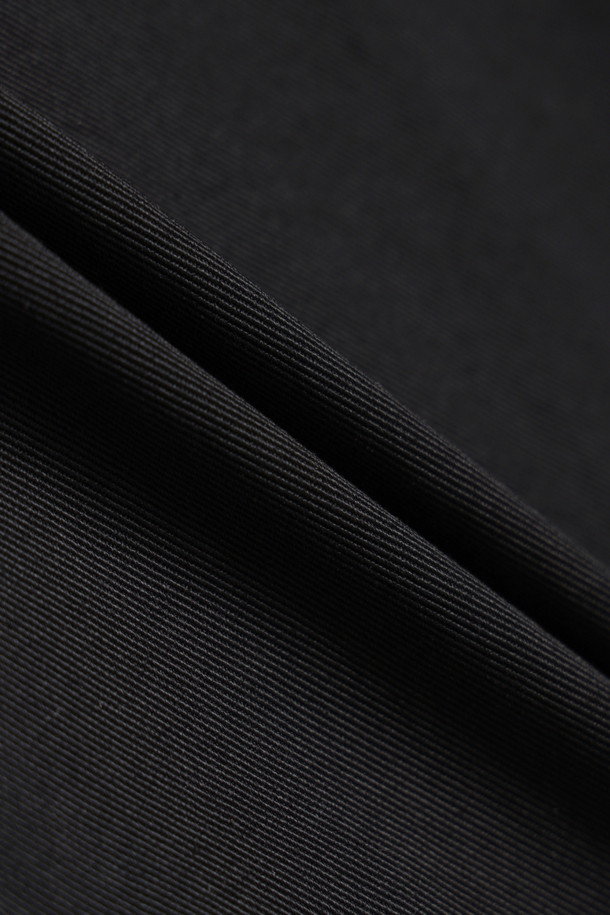 다이와 피어 39 테크 루즈 2B 재킷은 봄, 가을에 착용하기 좋은 남성용 자켓입니다. 블랙 컬러의 무지 디자인으로 밀리터리 및 베이직 스타일을 연출하며, 넉넉한 루즈핏으로 편안한 착용감을 선사합니다. 
투웨이 칼라, 센터 버튼 여밈, 슬리브 턱 디테일, 소맷단 1버튼, 빅 포켓, 메쉬 포켓, 메쉬 안감 등의 디테일이 특징이며, 탄탄한 촉감으로 튼튼하게 제작되었습니다.
출근룩과 모임룩에 활용하기 좋으며, 클래식, 미니멀, 캐주얼 스타일을 즐겨 입는 분들께 추천합니다. 긴 소매 기장과 레귤러 기장으로 다양한 스타일 연출이 가능합니다.
