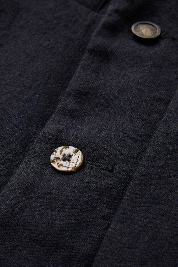 CHIAHUNG SU (치아홍 수) 핸드 우븐 & 다이드 플리팅 라이트 블레이저는 오가닉 울 100% 소재로 제작되어 부드러운 촉감을 선사합니다. 아이치 지역 원사로 염색한 블랙 컬러의 모던한 무드가 돋보이며, 핸드위빙 기법과 플리팅 디테일이 특징입니다. 봄, 가을 시즌에 활용하기 좋은 크롭 기장의 싱글 버튼 레귤러핏 블레이저로, 오피스룩, 비즈니스 캐주얼, 모임룩 등 다양한 TPO에 활용 가능한 아이템입니다. 클래식, 미니멀, 시크 스타일에 매치하여 세련된 스타일을 연출해보세요. 얇은 두께감으로 편안하게 착용할 수 있으며, 긴 소매 디자인으로 포멀한 분위기를 더합니다.
