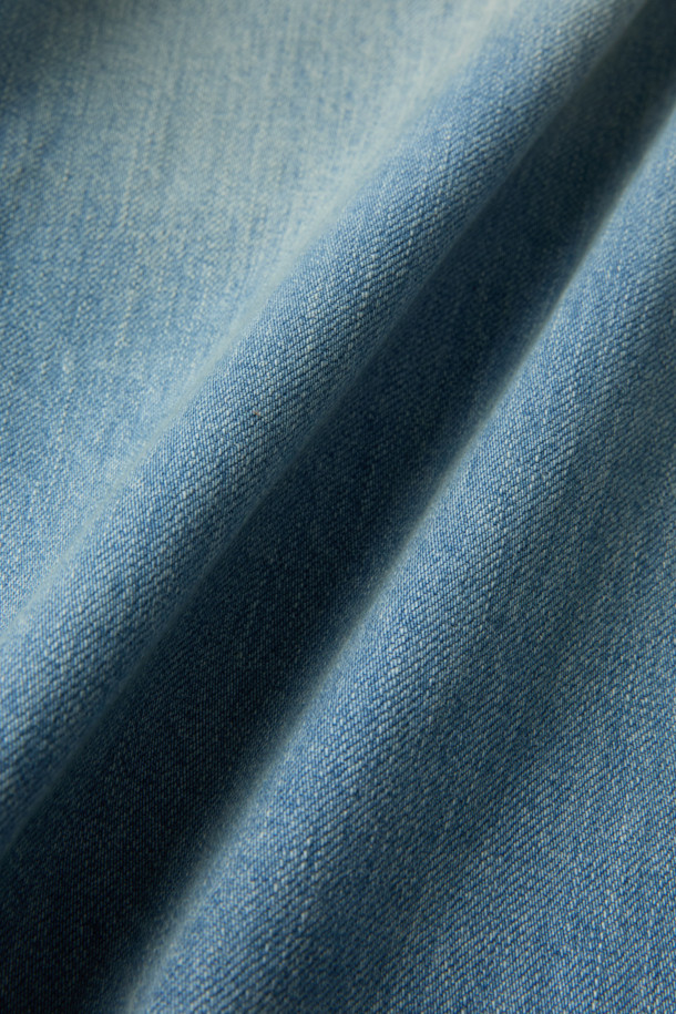 JIEDA(지에다) 유즈드 3D 워크 데님 팬츠는 남성용 데님 팬츠입니다. 블루 컬러의 데님 소재로 제작되었으며, 봄, 여름, 가을 계절에 착용하기 좋습니다. 와이드핏으로 캐주얼, 스트릿 스타일을 연출하기 좋으며, 입체적인 3D 패턴과 사이드 심 비틀림 디자인이 특징입니다. 짧은 밑위와 슬림한 허리라인, 히게(주름) 가공, 트리플 스티치 디테일이 돋보입니다. 데이트룩, 모임룩, 캐주얼, 스트리트, 미니멀 스타일 연출에 활용할 수 있습니다.
