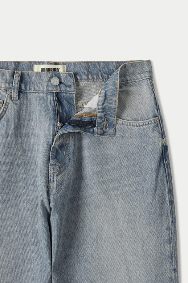 WOODBIRD(우드버드) Leroy 던 더스트 데님은 남성용 데님 팬츠입니다. 연청 컬러의 무지 디자인으로, 봄, 여름, 가을에 착용하기 좋습니다. 부드러운 촉감의 데님 소재에 루즈핏과 테이퍼드 핏을 더하여 편안하면서도 스타일리시한 핏을 연출합니다. 5포켓 디자인과 버튼과 지퍼 플라이 여밈, 은은한 솔기 디테일, 우드버드 로고 백 패치로 포인트를 더했습니다. 데이트룩, 쇼핑룩 등 데일리룩에 활용하기 좋으며, 클래식, 미니멀, 캐주얼 스타일을 모두 소화할 수 있습니다.
