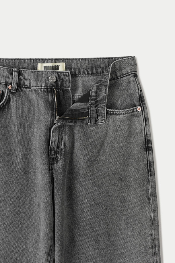 WOODBIRD(우드버드) Leroy(레로이) 애쉬 그레이 데님 팬츠는 미니멀하고 클래식한 스타일을 추구하는 당신을 위한 데일리 아이템입니다. 부드러운 촉감의 데님 소재로 제작되어 사계절 내내 편안하게 착용 가능하며, 루즈핏과 테이퍼드 핏의 조화로 트렌디한 실루엣을 선사합니다. 애쉬 그레이 컬러는 어떤 상의와도 자연스럽게 어울려 다양한 스타일을 연출할 수 있습니다. 5포켓 디자인과 버튼, 지퍼 플라이 여밈, 은은한 솔기 디테일, 우드버드 로고 백 패치가 돋보이며, 동네 마실룩이나 쇼핑룩 등 캐주얼한 상황에 적합합니다.
