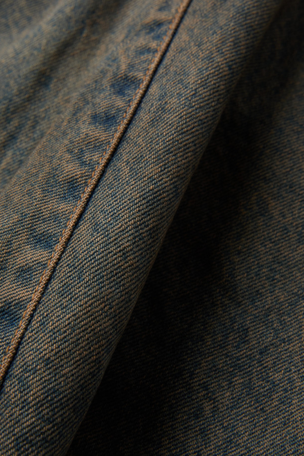 NVRFRGT(엔브이에프알지티) 3D 트위스티드 와이드 레그 데님 팬츠는 남성을 위한 캐주얼 스타일의 데님 팬츠입니다. 14oz 슬럽 방적사 인디고 데님 소재에 빈티지 워싱 가공을 더해 자연스러운 멋을 연출하며, 3D 패턴 메이킹과 입체 재단으로 편안한 루즈핏을 제공합니다. 뻣뻣한 촉감과 두꺼운 두께감으로 사계절 착용 가능하며, 데이트룩과 출근룩 등 다양한 TPO에 활용 가능합니다. 이중 사이드 솔기 디테일이 돋보이는 미니멀하고 클래식한 디자인의 와이드 팬츠입니다.
