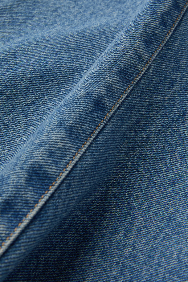 NVRFRGT(엔브이에프알지티) 3D 트위스티드 와이드 레그 데님 팬츠는 남녀 모두 착용 가능한 캐주얼 스타일의 데님 팬츠입니다. 14oz 슬럽 방적사 인디고 데님 소재에 빈티지 워싱 가공을 더해 자연스러운 멋을 살렸으며, 3D 패턴 메이킹과 입체 재단으로 편안한 착용감을 제공합니다. 와이드핏으로 트렌디함을 더하고, 두께감 있는 데님 소재와 뻣뻣한 촉감으로 묵직한 실루엣을 연출합니다. 데이트룩, 출근룩 등 다양한 TPO에 활용 가능한 매력적인 아이템입니다.
