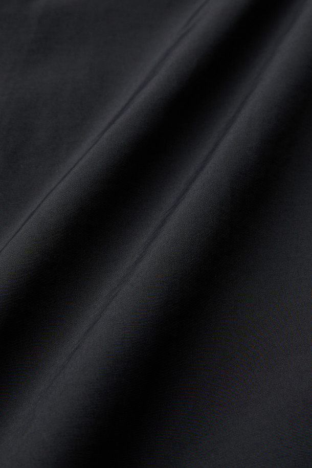 CMF 코드 팬츠는 아웃도어 활동과 일상생활 모두에 적합한 레귤러핏 긴바지입니다. 면과 나일론 혼방 소재로 제작되어 편안한 착용감과 내구성을 제공합니다. 허리에는 코드 스트링이 2개 내장되어 있으며, 밑단 스트링으로 핏 조절이 가능합니다. 블랙 컬러의 무지 디자인으로, 캐주얼 및 스포티 스타일을 연출하기 좋습니다. 사이드 포켓과 허벅지 패치 포켓이 있어 실용성을 더했습니다.
