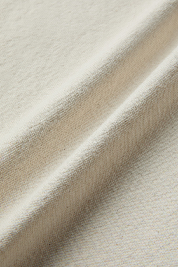 INNAT(인낫) 페인터 팬츠는 클래식, 캐주얼, 워크웨어 스타일을 아우르는 남성용 바지입니다. 아이보리, 베이지 두 가지 색상으로 출시되었으며, 봄, 여름, 가을 3계절 모두 착용 가능합니다. 10온스 경량의 부드러운 면 소재로 제작되어 편안한 착용감을 선사하며, 밴딩 처리로 활동성을 높였습니다. 빈티지 워싱과 트리플 니들 스티치 디테일, 버튼플라이 여밈, 오가닉 코튼 사용으로 내구성과 디자인 완성도를 높였습니다. 레귤러핏의 긴 기장으로 어떤 상의와도 자연스럽게 매치하여 멋스러운 룩을 연출할 수 있습니다.
