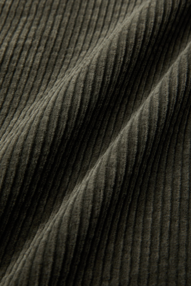 SAGE DE CRET(사지 드 크레) 코듀로이 페그탑 팬츠는 가을과 겨울에 어울리는 남성용 코듀로이 바지입니다. 빈티지하면서도 아방가르드한 스타일을 연출하며, 올리브 색상의 무지 디자인이 특징입니다. 7골 코듀로이 소재로 제작되어 부드러운 촉감을 선사하며, 하이라이즈 실루엣과 오버핏, 루즈핏으로 편안한 착용감을 제공합니다. 텀블 가공과 가먼트 워싱 처리로 자연스러운 멋을 더했으며, 뒷밴딩으로 활동성을 높였습니다. 겨울 데일리룩, 산책룩, 동네 마실룩 등 다양한 TPO에 클래식, 캐주얼, 워크웨어 스타일로 활용하기 좋습니다. 
