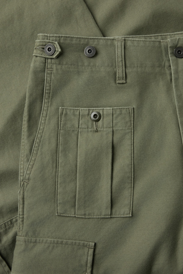 나이젤 카본 아미 카고 팬츠는 남성을 위한 밀리터리 스타일의 카고 팬츠입니다. 카키와 올리브 두 가지 색상으로 제공되며, 사계절 착용이 가능합니다. M-51 밀리터리 팬츠 디자인을 바탕으로 제작되었으며, 여섯 개의 플랩 포켓과 허벅지 부위 포켓 디테일이 특징입니다. 턱(tuck) 디테일과 밀리터리 스타일 버튼 및 스냅으로 클래식한 밀리터리 무드를 더했습니다. 레귤러핏의 백사틴 소재로 제작되어 출근룩, 캠핑룩 등 다양한 TPO에 활용 가능하며, 클래식, 워크웨어, 캐주얼 스타일을 연출하기 좋습니다.
