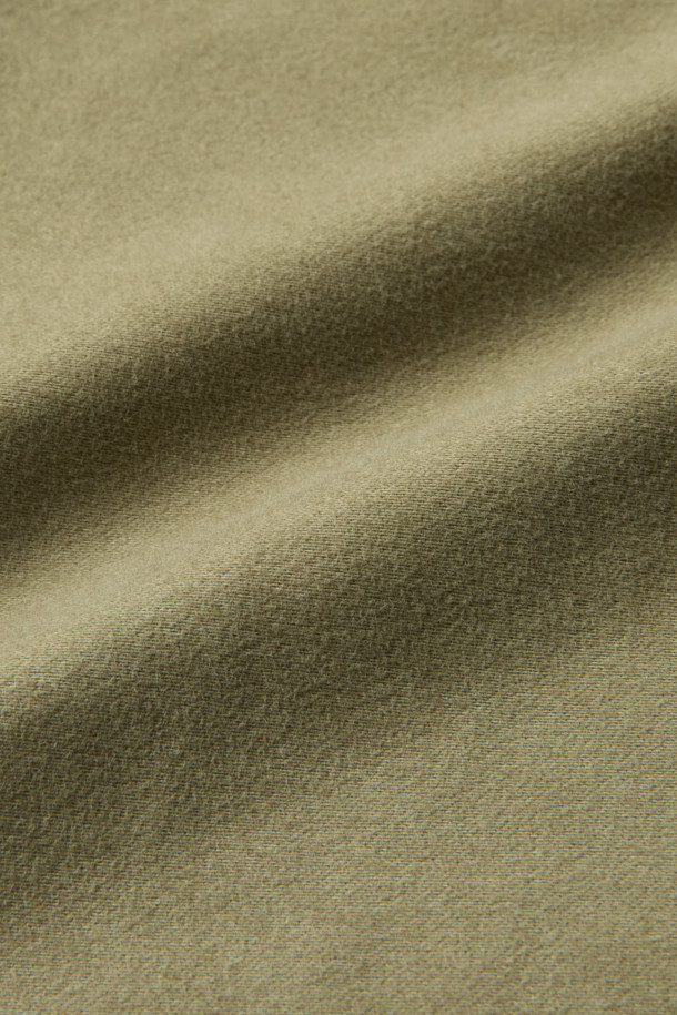 NIGEL CABOURN (나이젤 카본) 워크 수트 몰스킨 트라우저는 남성용 바지로, 가을과 겨울에 어울리는 두꺼운 두께감의 루즈핏 긴바지입니다. 베이지 컬러의 몰스킨 소재로 제작되어 부드러운 촉감과 여유로운 핏을 제공하며, 착용할수록 자연스러운 주름과 에이징 효과를 즐길 수 있습니다. 클래식하고 밀리터리 스타일을 결합한 디자인은 출근룩이나 비즈니스 캐주얼에 적합하며, 워크웨어와 미니멀 스타일 연출에도 용이합니다. 군복에서 영감을 얻은 디자인으로, 독특한 분위기를 자아냅니다.
