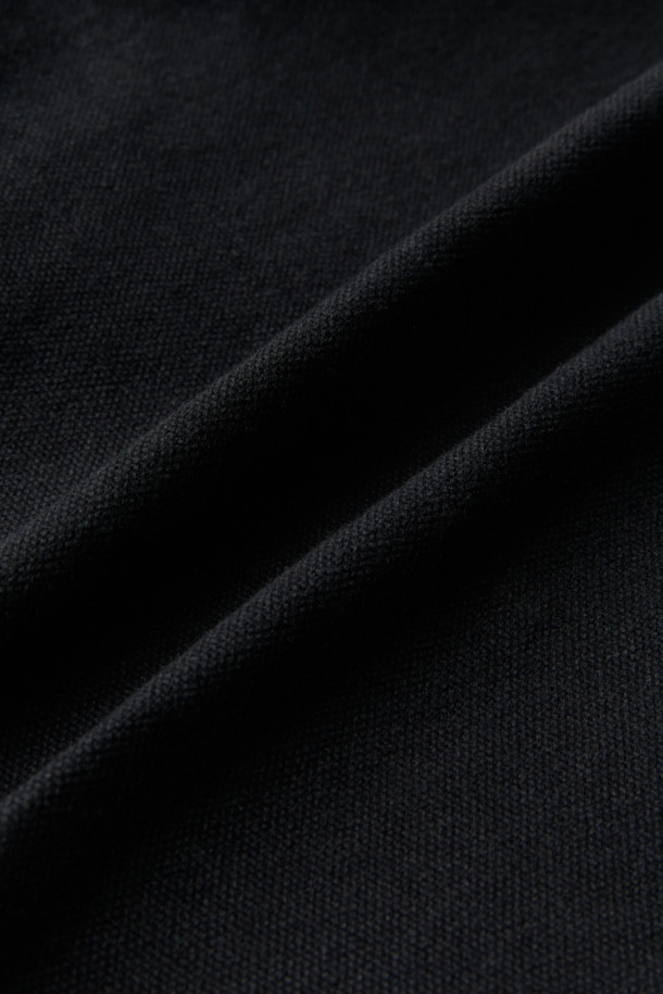 ROA 워시드 캔버스 팬츠는 캠핑룩, 산책룩 등 TPO에 적합하며, 캐주얼, 워크웨어, 미니멀 스타일을 추구하는 분들께 추천합니다. 블랙, 그레이 두 가지 색상으로 출시되었으며, 헤비 코튼 캔버스 소재에 워싱 가공을 더해 부드러운 촉감을 자랑합니다. 루즈핏으로 편안한 착용감을 선사하며, 더블 캔버스 보강과 자수 로고 디테일로 내구성과 디자인을 모두 잡았습니다. 봄, 가을 시즌에 두꺼운 두께감으로 따뜻하게 착용할 수 있는 긴바지입니다.
