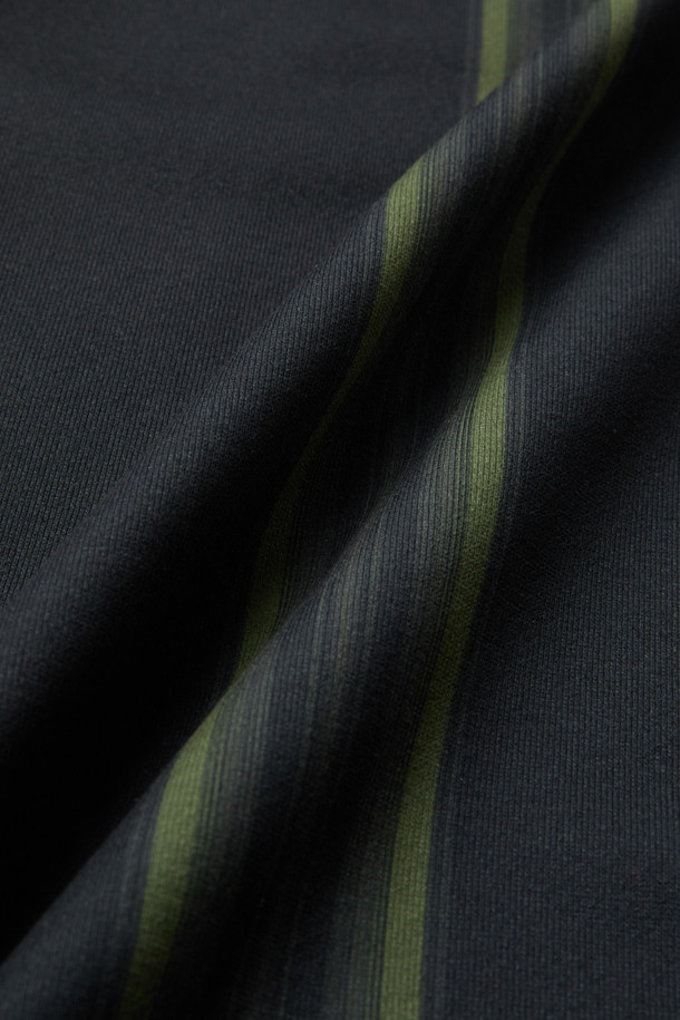 MIDTHINGS (미드띵스) 스트라이프 트랙 팬츠는 스포티한 무드의 루즈핏 긴바지입니다. 블랙과 그린 두 가지 색상으로 출시되었으며, 흡수 및 속건 기능의 폴리에스테르 소재로 제작되어 편안한 착용감을 제공합니다. 안감은 기모 처리되어 부드러운 촉감을 더했으며, 밴딩 및 드로스트링 디자인으로 이지핏을 연출합니다. 집콕룩, 피트니스룩, 러닝룩 등 다양한 TPO에 활용 가능하며, 캐주얼 및 스트리트 스타일을 즐기는 분들께 추천합니다.
