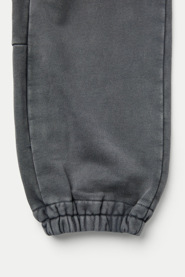 NANGA(난가) 헤이븐 스웻 팬츠는 빈티지 스타일의 루즈핏 스웻 팬츠입니다. 그레이 컬러의 무지 디자인으로, 집콕룩이나 산책, 가벼운 외출 시 캐주얼하고 미니멀한 스타일을 연출하기 좋습니다. 면 소재로 제작되어 편안한 착용감을 선사하며, 밴딩 처리로 활동성을 높였습니다. 피그먼트 염색 기법으로 은은한 멋을 더했으며, SVTAW25802GYX 모델과 셋업으로도 활용 가능합니다. 세탁 시에는 변색을 방지하기 위해 단독 세탁을 권장합니다.
