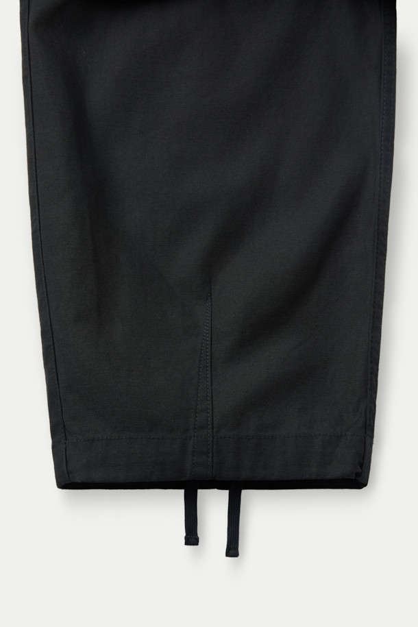 NANGA(낭가) 백 사틴 이지 카고 팬츠는 부드러운 촉감의 백 사틴 원단을 사용하여 편안한 착용감을 선사합니다. 바이오 워싱 처리로 자연스러운 멋을 더했으며, 릴랙스 핏에 테이퍼드 실루엣으로 트렌디한 스타일을 연출합니다. 무릎 다트, 플리츠 디테일, 스트링, 사이드 포켓, 뒷주머니, 카고 포켓 등 실용적인 디테일이 돋보이며, 자수 로고로 포인트를 더했습니다. 캐주얼, 미니멀, 워크웨어 스타일을 즐겨 입는 분들에게 출근룩, 여행룩으로 모두 활용 가능한 사계절 필수 아이템입니다.
