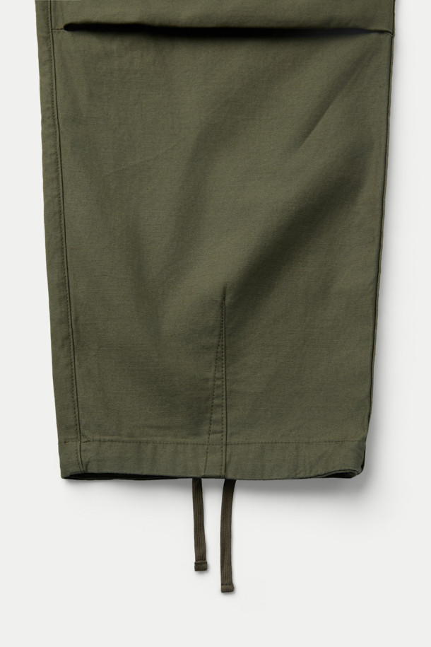 **낸가(NANGA) 백 사틴 이지 카고 팬츠**는 릴랙스 핏으로 편안한 착용감을 선사합니다. 부드러운 촉감의 백 사틴 면 소재에 바이오 워싱 가공을 더해 자연스러운 멋을 살렸습니다. 허리 스트링과 밴딩 처리로 활동성을 높였으며, 무릎 다트 디자인으로 편안함을 더했습니다. 카키와 올리브 두 가지 색상으로 출시되었으며, 캐주얼, 미니멀, 워크웨어 스타일을 연출하기 좋습니다. 사이드 및 카고 포켓, 자수 로고 디테일로 실용성과 디자인을 모두 갖춘 카고 팬츠입니다.
