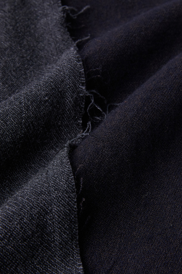 CHIAHUNG SU (치아홍 수) 핸드 우븐 & 다이드 로잉 패치드 트라우저는 모던한 스타일을 추구하는 분들을 위한 바지입니다. 유기농 울 100% 소재로 제작되었으며, 11번의 염색 공정을 거쳐 깊이 있는 블랙 컬러를 구현했습니다. 일본 아이치에서 개발된 원단을 사용하여 핸드위빙 기법으로 제작되었으며, 패치워크 디테일이 돋보이는 와이드 핏 바지입니다. 비즈니스 캐주얼 및 클래식, 미니멀 스타일을 즐겨 입는 분들에게 적합합니다.
