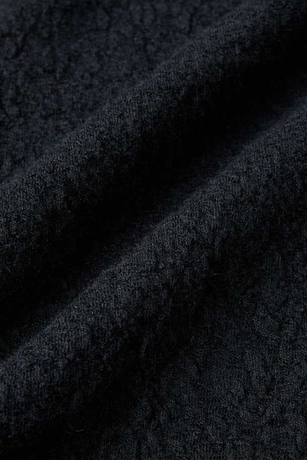 CHIAHUNG SU (치아홍 수) 핸드 우븐 & 다이드 와이드 하렘 트라우저를 소개합니다. 유기농 알파카 100% 소재로 제작되어 부드러운 착용감을 선사하며, 핸드 우븐 방식으로 섬세하게 짜여진 수공 니트 원단이 특징입니다. 다잉 기법으로 은은한 멋을 더했고, 자연스러운 주름 디테일이 우아한 분위기를 연출합니다. 와이드핏과 롱 기장으로 편안하면서도 세련된 스타일을 완성하며, 데이트룩, 모임룩, 비즈니스 캐주얼 등 다양한 TPO에 활용할 수 있습니다. 클래식, 미니멀, 시크 스타일을 즐기는 분들께 추천합니다.
