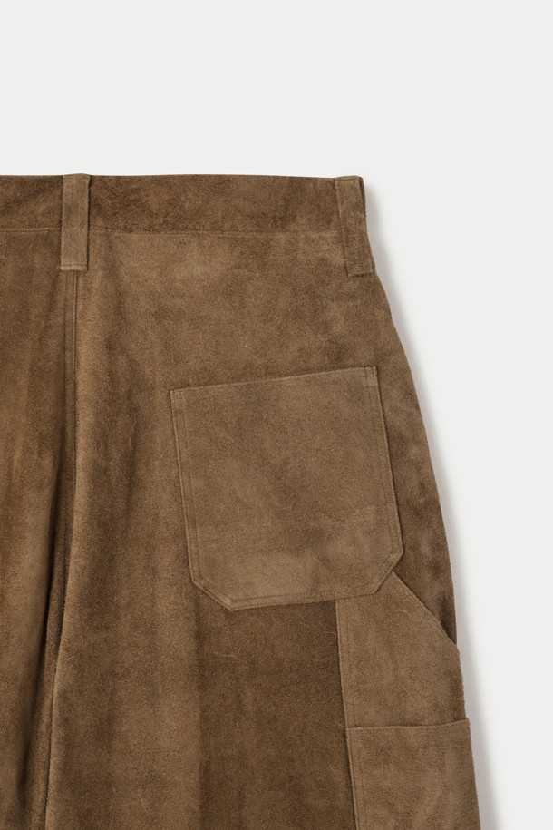 A 레더 카펜터 크롭 팬츠는 부드러운 소가죽 소재로 제작되어 편안한 착용감을 선사합니다. 워크웨어 스타일을 기반으로, 히메지 가공 가죽을 사용하여 고급스러운 질감을 더했습니다. 아시아 익스클루시브 리미티드 에디션으로 특별함을 더하며, 와이드 핏과 크롭 기장으로 트렌디한 스타일을 연출합니다. 데이트룩, 쇼핑룩 등 다양한 TPO에 클래식하고 미니멀한 무드를 더하여 활용하기 좋습니다.
