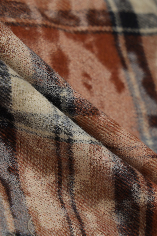 **우드버드 빈티지 워싱 셔츠**는 봄, 가을에 어울리는 긴소매 셔츠입니다. 오렌지, 그레이 컬러의 체크 패턴과 루즈핏 디자인으로 빈티지하고 캐주얼한 스타일을 연출합니다. 칼라 넥 라인과 버튼업 프론트 여밈, 커프스 버튼, 가슴 포켓 등의 특징이 있습니다. 데이트룩, 카페룩과 같은 TPO에 어울리며, 캐주얼, 클래식, 미니멀 스타일을 즐겨 입는 분들께 추천합니다. 면 소재로 제작되어 편안한 착용감을 선사합니다.
