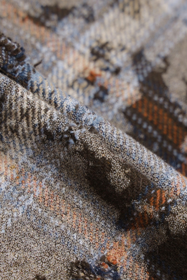 WOODBIRD WBJong(우드버드 WB종) 립 셔츠는 가을, 겨울 시즌에 잘 어울리는 플란넬 소재의 긴소매 셔츠입니다. 브라운과 그레이 두 가지 색상으로 만나볼 수 있으며, 스트릿 및 빈티지 스타일을 연출하기에 좋습니다. 루즈핏 레귤러 기장으로 편안하게 착용 가능하며, 체크 패턴과 칼라넥 디자인이 특징입니다. 버튼업 프론트 여밈, 커프스 버튼, 가슴 포켓, 데미지 디테일, 올 풀림 및 찢김 가공으로 빈티지한 무드를 더했습니다. 가을 나들이룩이나 겨울 데일리룩에 캐주얼하게 매치하여 개성 있는 스타일을 완성해보세요.
