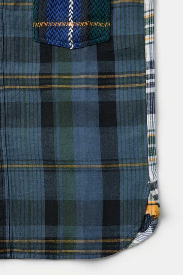 나이젤 카본 X 오리지널 마드라스 워크 셔츠는 클래식과 워크웨어 스타일을 결합한 상의입니다. 다양한 색상의 패치워크 패턴이 돋보이며, 비즈니스 캐주얼 및 캐주얼 스타일 모두에 잘 어울립니다. 레귤러핏으로 제작되어 편안한 착용감을 제공하며, 친 스트랩과 패치 포켓 디테일이 특징입니다. 면 소재로 제작되어 쾌적하며, 카라 디자인으로 깔끔한 인상을 줍니다.
