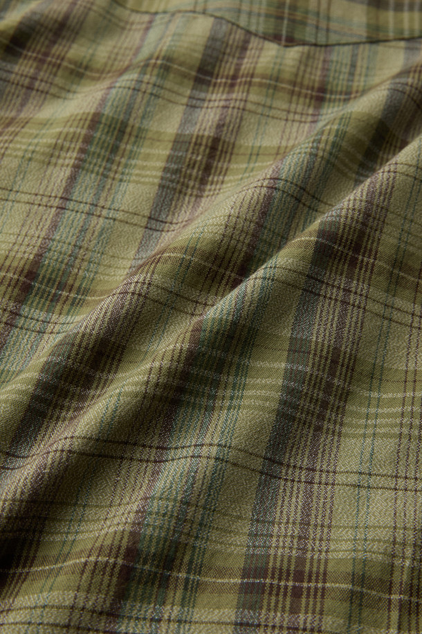 NIGEL CABOURN (나이젤 카본) X ORIGINAL MADRAS (오리지널 마드라스) 웨스턴 셔츠는 웨스턴 스타일을 기반으로 한 상의입니다. 슬림핏으로 디자인되었으며, 화이트 컬러의 면 소재로 제작되었습니다. 패치 포켓과 비조 디테일이 특징이며, 클래식, 미니멀, 캐주얼 스타일을 연출하기 좋습니다. 숏 기장의 웨스턴 셔츠로 다양한 하의와 매치하여 개성 있는 스타일을 완성할 수 있습니다.
