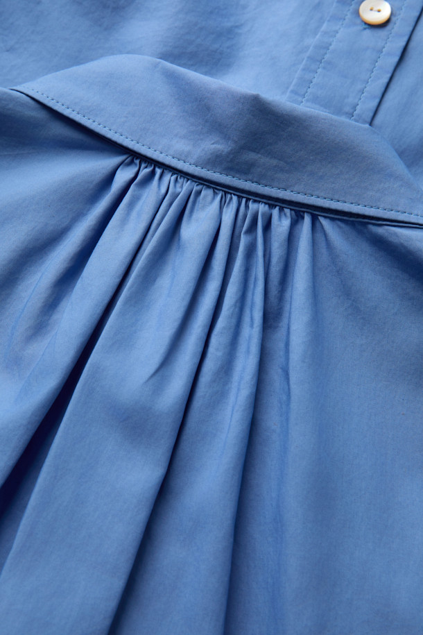 MIDTHINGS(미드띵스) 셔츠는 부드러운 촉감의 오가닉 코튼 소재로 제작되어 편안한 착용감을 선사합니다. 블루 컬러의 무지 디자인에, 반소매 크롭 기장으로 시원하고 미니멀한 스타일을 연출합니다. 루즈핏 실루엣과 초승달 모티브 포켓, 랜덤 스티치 디테일이 돋보이며, 데이트룩과 여행룩, 캐주얼 및 클래식 스타일 모두에 잘 어울립니다. 봄, 여름 시즌에 활용하기 좋은 얇은 두께의 셔츠입니다.
