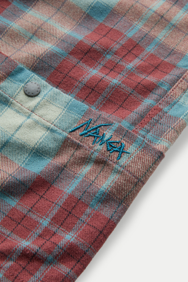 **NANGA (난가) 페이드 타탄 체크 캠프 셔츠**는 남성을 위한 캐주얼 스타일의 캠프 셔츠입니다. 봄, 가을에 적합하며, 중간 두께감으로 제작되었습니다. 레드와 민트 두 가지 색상으로 제공되며, 일상 및 캠핑 활동에 적합합니다. 면과 폴리에스터 혼방 소재로 제작되었으며, 레귤러 핏과 긴 소매 기장을 갖추었습니다. 가슴 포켓 2개, 허리 포켓 2개와 자수 로고 디테일이 있으며, 스냅 버튼 여밈 방식으로 편의성을 더했습니다.
