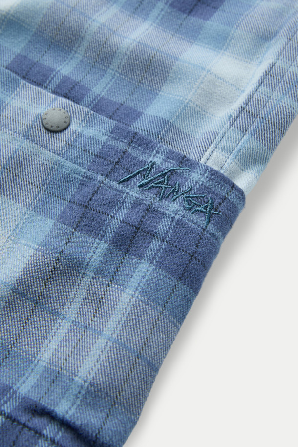 NANGA(난가) 페이드 타탄 체크 캠프 셔츠는 남성용 상의입니다. 봄, 가을에 어울리는 레귤러 핏의 캐주얼 셔츠로, 일상과 캠핑 모두 소화 가능한 활용성을 자랑합니다. 블루 컬러의 면, 폴리에스터 혼방 소재로 제작되었으며, 적당한 두께감과 부드러운 촉감을 제공합니다. 체크 패턴과 긴 소매, 버튼다운 네크라인, 스냅 버튼 여밈 방식이 특징이며, 가슴과 허리 부분에 4개의 포켓, 왼쪽 엉덩이 포켓의 자수 로고, 페이드 워싱 처리가 돋보입니다. 캠핑룩, 여행룩, 캐주얼, 클래식, 미니멀 스타일을 즐기는 분들께 추천합니다.
