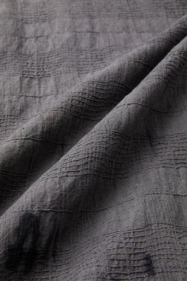 CHIAHUNG SU (치아훙 수) 핸드 우븐 다이드 일롱게이티드 셔츠는 봄, 여름 시즌에 어울리는 롱 기장의 셔츠입니다. 오가닉 린넨 100% 소재로 제작되어 얇고 시원하며, 루즈핏으로 편안한 착용감을 선사합니다. 차이나 칼라와 긴 소매가 특징이며, 핸드위빙 기법과 핸드다잉 기법으로 섬세하게 제작되었습니다. 석류껍질과 블러드 우드 나무껍질을 사용한 타이다이 염색과 아타야족의 전통 직조 기술이 돋보이는 모던하고 미니멀한 디자인의 제품입니다. 여행룩, 휴가룩, 리조트룩 등 다양한 TPO에 에스닉하고 클래식한 스타일을 더해줍니다.
