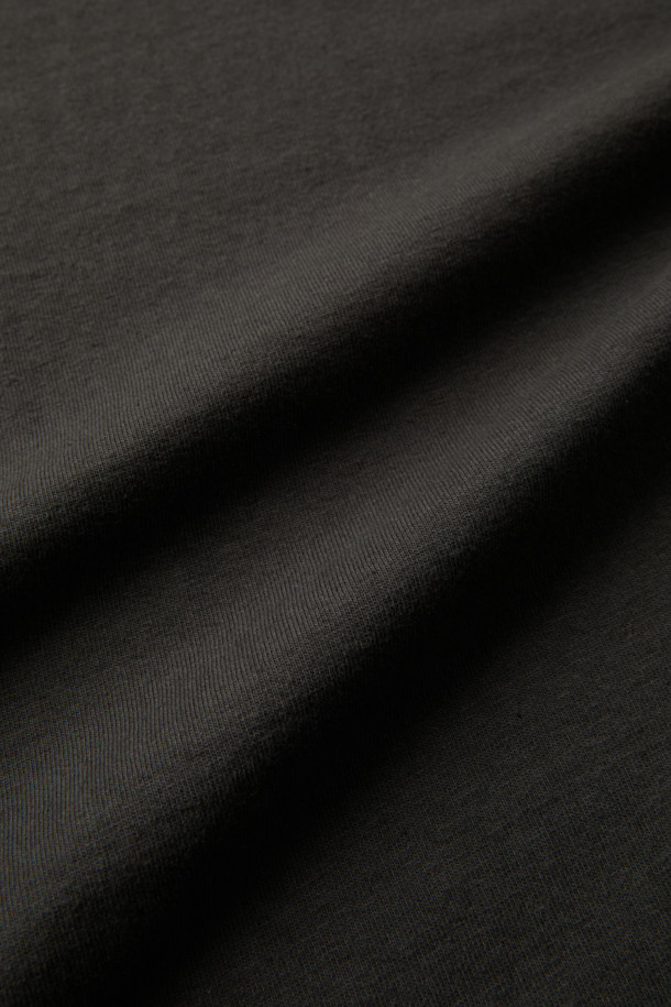 F/CE(에프씨이) 히든 아이덴티티 BY M.ENOMOTO 롱슬리브 티셔츠입니다. 블랙 컬러의 오버핏 롱슬리브 티셔츠로, 봄, 가을 계절에 적합합니다. 소매 프린팅과 시보리 마감, 빈티지한 마감이 특징이며, 넓은 넥라인과 드롭 숄더 디자인으로 편안한 착용감을 선사합니다. 리사이클 코튼 소재로 제작되어 거친 촉감을 느낄 수 있으며, 스트릿, 캐주얼, 시티보이 스타일을 연출하기 좋습니다. M.ENOMOTO와의 콜라보레이션을 통해 유니크한 디자인을 더했습니다.
