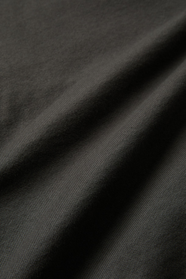 F/CE (에프씨이) 히든 아이덴티티 BY M.ENOMOTO 후디는 빈티지 무드의 프린트 가공이 돋보이는 후드티셔츠입니다. 재활용 면 소재를 사용하여 편안한 착용감을 제공하며, 안감에는 메쉬 원단을 덧대어 통기성을 높였습니다. 오버핏과 드롭숄더 디자인으로 스트릿, 캐주얼 스타일을 연출하기 좋으며, 가을, 겨울철 데일리룩, 집콕룩, 산책룩에 활용하기 좋습니다. 블랙 컬러의 긴소매 후디로 다양한 스타일링에 활용할 수 있습니다.
