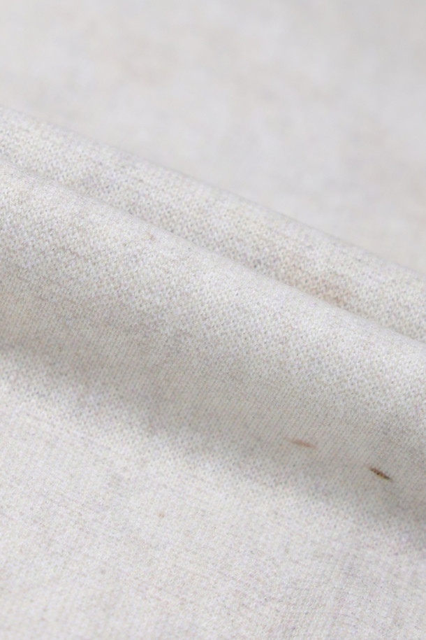 TOLQ(톨크) 트롱프뢰유 스웻 셔츠는 빈티지하고 캐주얼한 스타일을 추구하는 남성 고객을 위한 상의입니다. 1980년대 미 해군 스웨트셔츠를 복각하여 리버스 위브 스타일과 빈티지 스웨트의 리브 구조를 재현했으며, 두꺼운 두께감과 부드러운 플리스 안감으로 따뜻한 착용감을 제공합니다. 화이트와 블루 두 가지 색상으로 출시되었으며, 루즈핏의 라운드넥 디자인으로 편안하게 착용 가능합니다. 승화 프린트 방식으로 표현된 독특한 패턴과 로고 디테일이 돋보이며, "동네 마실룩", "집콕룩", "겨울 데일리룩" 등 다양한 TPO에 활용하기 좋습니다.
