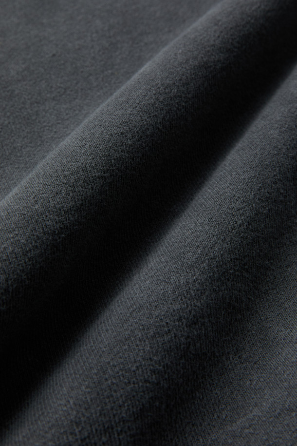 JIEDA (지에다) 버지니아 데미지 스웻 셔츠는 남성용 스웻셔츠입니다. 그레이 컬러의 면 소재로 제작되었으며, 봄, 가을에 착용하기 좋습니다. 캐주얼, 스트릿 스타일을 연출하기 좋으며, 레귤러 핏과 박시한 핏으로 편안하게 착용할 수 있습니다. 라운드넥, 긴 소매 디자인에 두꺼운 두께감으로 제작되었으며, 부드러운 촉감을 느낄 수 있습니다. 피그먼트 가공과 자연스러운 에이징 처리, VIRGINIA 와펜, 데미지 디테일이 특징입니다. 캠핑룩, 산책룩, 캐주얼, 스트리트, 미니멀 스타일 연출에 활용해보세요.
