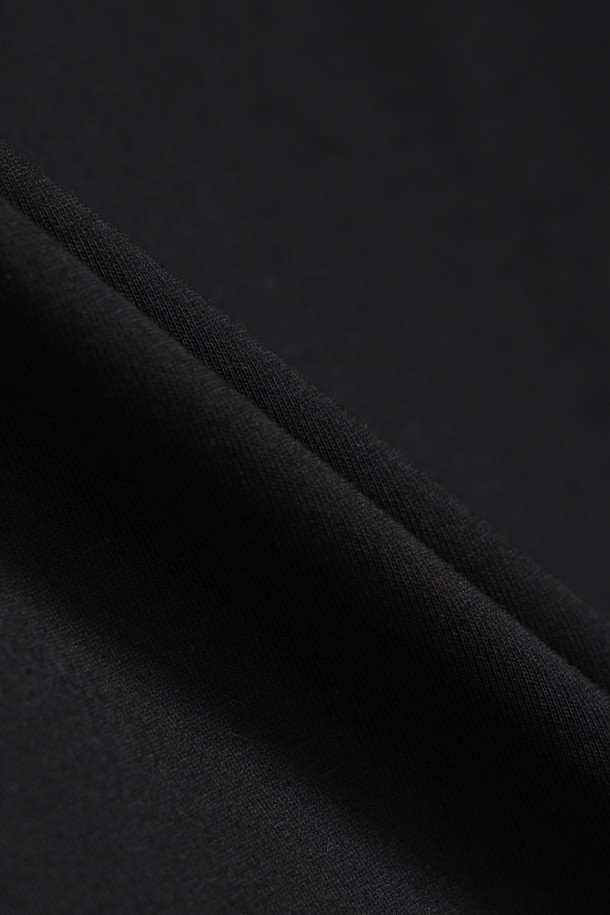 다이와 피어 39 테크 드로우스트링 티셔츠는 일상과 데이트룩, 여행룩에 모두 잘 어울리는 남녀 공용 티셔츠입니다. 클래식, 미니멀, 캐주얼 스타일을 아우르며, 밀리터리 무드를 더해 독특한 분위기를 연출합니다. 드라이한 촉감의 폴리에스터 소재로 제작되어 봄, 여름 시즌에 시원하게 착용 가능하며, 레귤러핏에 라운드넥 디자인으로 편안함을 더했습니다. 밑단 드로우스트링 디테일과 탄탄한 형태 유지를 위한 플레이팅 가공, 밀도 높은 조직감으로 완성도를 높였습니다. 두꺼운 두께감과 신축성으로 활동성을 보장하는 실용적인 아이템입니다.
