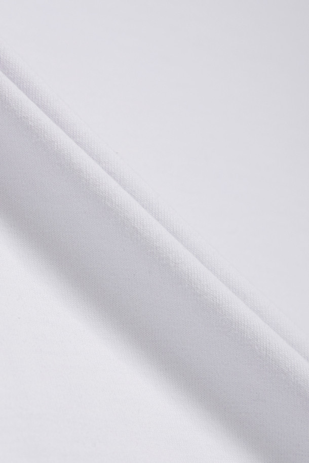 **다이와 피어 39 테크 드로우스트링 티셔츠**는 봄, 여름 시즌 일상에서 편안하게 착용하기 좋은 남녀 공용 반소매 티셔츠입니다. 클래식, 미니멀, 캐주얼 스타일을 아우르며, 동네 마실룩과 산책룩에 적합합니다. 드라이한 촉감의 폴리에스테르 소재로 제작되었으며, 밀도 높은 조직과 탄탄한 형태 유지가 특징입니다. 라운드넥 디자인에 드로우스트링 밑단 디테일로 포인트를 더했으며, 플레이팅 가공을 통해 깔끔한 핏을 선사합니다. 무지 디자인의 화이트 컬러로 다양한 스타일에 매치하기 용이합니다.
