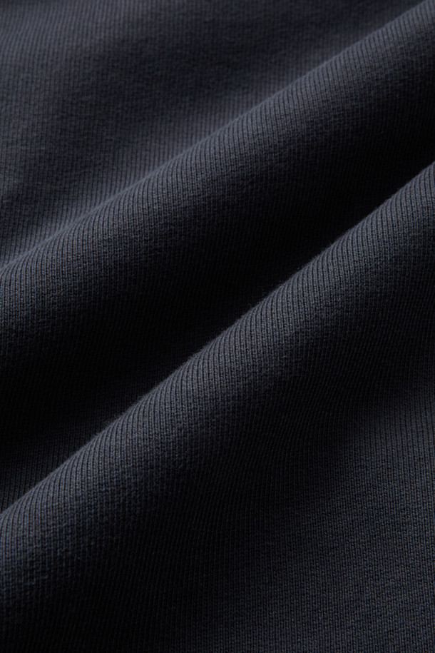 ROA 로고 490gsm 후디는 490gsm 헤비 프렌치 테리 오가닉 코튼 소재로 제작되어 넉넉한 두께감과 부드러운 촉감을 선사합니다. 가슴 부분에는 ROA 자수 로고가 돋보이며, 루즈핏 디자인과 크롭 기장으로 미니멀하고 트렌디한 스타일을 연출합니다. 소매 끝과 밑단 밴딩 마감으로 활동성을 더했으며, 가을, 겨울철 일상복으로 활용하기 좋습니다. 시티보이룩, 캐주얼룩, 집콕룩 등 다양한 TPO에 매치하여 개성 있는 스타일을 완성해보세요.
