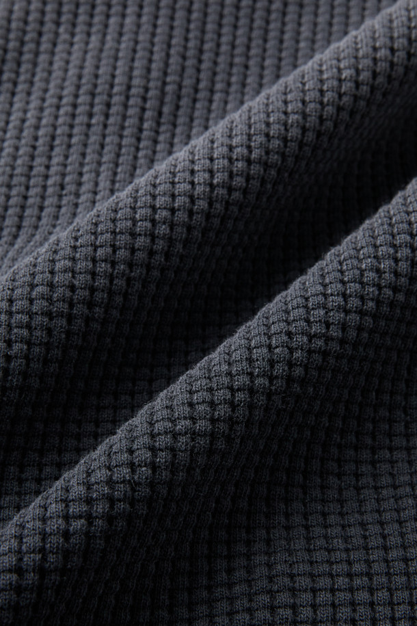 ROA 비 썬 페이디드 와플 집업 후디는 캐주얼, 스포티, 미니멀 스타일을 모두 아우르는 공용 후드 집업입니다. 봄, 가을에 적합하며, 두꺼운 져지 소재로 제작되어 넉넉한 핏과 편안한 착용감을 선사합니다. 와플 패턴, 블랙 컬러가 특징이며, 크롭 기장과 밑단/소매 밴딩, 포켓, 자수 로고 디테일이 돋보입니다. 산책, 집콕, 캠핑 등 다양한 TPO에 레이어링하여 활용하기 좋습니다.
