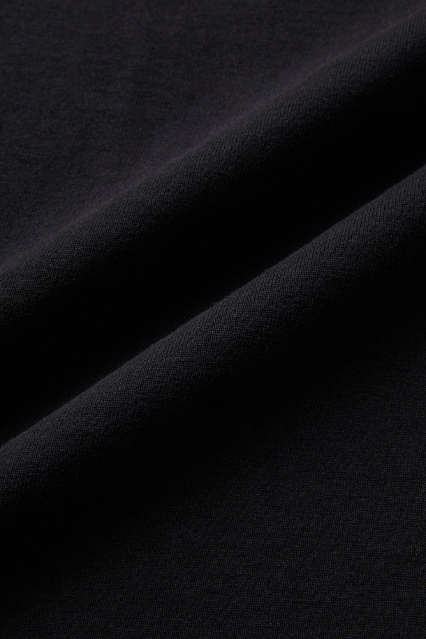 ROA(로아) 스틱 스티치 오가닉 롱슬리브는 두꺼운 헤비웨이트 오가닉 코튼 소재로 제작되어 넉넉한 착용감을 선사합니다. 전면 대비감 있는 프린트와 후면 실버, 문 미스트, 피터 컬러 프린트가 돋보이며, 스티치 디자인으로 포인트를 더했습니다. 라운드넥과 립 처리된 넥라인으로 편안함을 강조했으며, 캠핑룩과 스트릿, 캐주얼 스타일에 모두 잘 어울립니다. 긴 소매 기장의 블랙 컬러 롱슬리브 티셔츠입니다.
