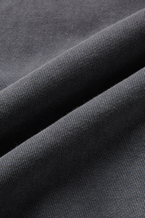 NANGA(난가) 헤이븐 스웻 후디는 가을, 겨울철 일상에서 캐주얼하고 베이직한 스타일로 활용하기 좋은 스웻 후디입니다. 부드러운 촉감의 면과 기모 소재를 사용하여 따뜻하고 편안한 착용감을 제공하며, 루즈핏으로 제작되어 편안한 활동성을 보장합니다. 피그먼트 염색 기법으로 은은한 색감을 표현하고, 구조적인 패널 디자인과 래글런 소매 디테일로 디자인 완성도를 높였습니다. 캠핑룩, 집콕룩 등 다양한 TPO에 활용 가능하며, 무지 디자인과 그레이 컬러로 미니멀, 클래식한 스타일을 연출하기 좋습니다. 단독 세탁을 권장하며, 이염에 주의하여 관리해야 합니다.
