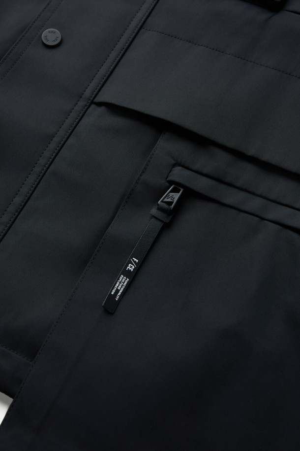 F/CE (에프씨이) MODULAR INTEGRATED 재킷은 봄, 가을 시즌에 활용하기 좋은 블랙 컬러의 여성 및 남성 공용 자켓입니다. 루즈핏으로 편안한 착용감을 선사하며, 드라이한 터치감의 폴리에스테르 소재로 제작되어 부드러운 촉감을 느낄 수 있습니다. 발수 기능과 신축성, 탄성이 더해져 활동성을 높였으며, 자카드 벨트 내장, 사코슈 타입 변형, 분리형 포켓 등 실용적인 디테일을 갖추었습니다. 일상, 여행, 산책 등 다양한 TPO에 스포티, 미니멀, 캐주얼 스타일로 연출하기 좋습니다. 집업 방식으로 간편하게 착용할 수 있는 크롭 기장의 긴소매 자켓입니다.
