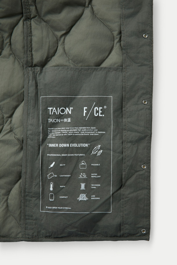 F/CE X TAION(에프씨이 X 테이온) 패커블 이너 덕 다운 재킷은 겨울철 일상룩과 여행, 캠핑룩에 적합한 남녀 공용 아우터입니다. 미니멀하고 캐주얼한 스타일을 연출하며, 퀄팅 패턴과 크롭 기장이 특징입니다. 800 필파워 화이트 덕다운 충전재와 발수 처리, 생활 방수 기능을 갖춰 보온성을 높였습니다. 
버튼 여밈 방식이며, 부드러운 촉감의 나일론 소재와 긴 소매 기장으로 제작되었습니다. 보관용 파우치가 포함되어 휴대 및 보관이 용이합니다.
카키와 올리브 두 가지 색상으로 출시되었습니다.
