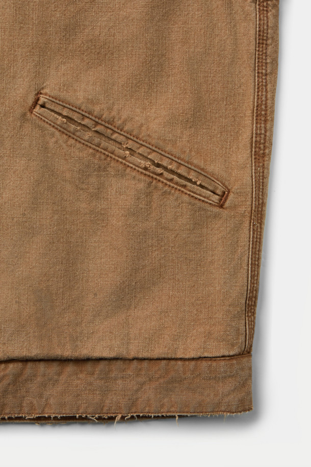 JIEDA 덕 데미지 집 자켓은 빈티지하면서도 캐주얼한 스타일을 연출하는 남녀 공용 아우터입니다. 브라운 컬러의 면, 코듀로이, 가죽 혼방 소재로 제작되어 가을, 겨울 시즌에 따뜻하게 착용할 수 있습니다. 워싱 가공과 데미지 디테일이 돋보이며, 크롭 기장의 레귤러핏으로 트렌디함을 더했습니다. 집업 형식으로 간편하게 착용 가능하며, 지퍼 포켓, 핸드 포켓, 소매 버튼 조절, 가죽 패치 포인트 등 실용적인 디테일이 돋보입니다. 캠핑룩, 여행룩, 캐주얼, 워크웨어, 레트로 스타일을 즐기는 분들에게 추천합니다.
