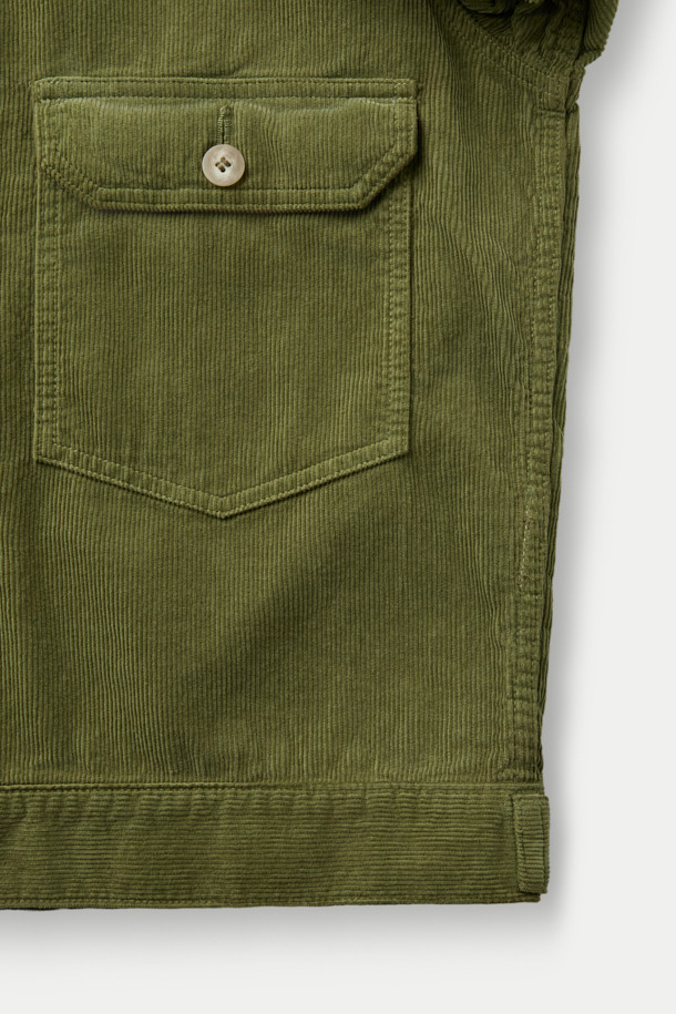 **INNAT TYPE-2 트러커 재킷**은 빈티지하면서도 모던한 감각을 동시에 선사하는 공용 트러커 재킷입니다. 14 웨일 코듀로이 원단으로 제작되어 부드러운 촉감을 자랑하며, 천연 강황 및 식물성 하이브리드 염색 기법으로 은은한 카키와 강황색 컬러를 표현했습니다. TYPE-2 디자인과 레귤러 핏으로 클래식, 캐주얼, 워크웨어 스타일을 모두 아우르며, 간절기 여행룩과 캠핑룩에 활용하기 좋습니다. 버튼 여밈 방식과 긴 소매 기장으로, 초여름부터 초가을까지 적당한 두께감으로 편안하게 착용할 수 있습니다.
