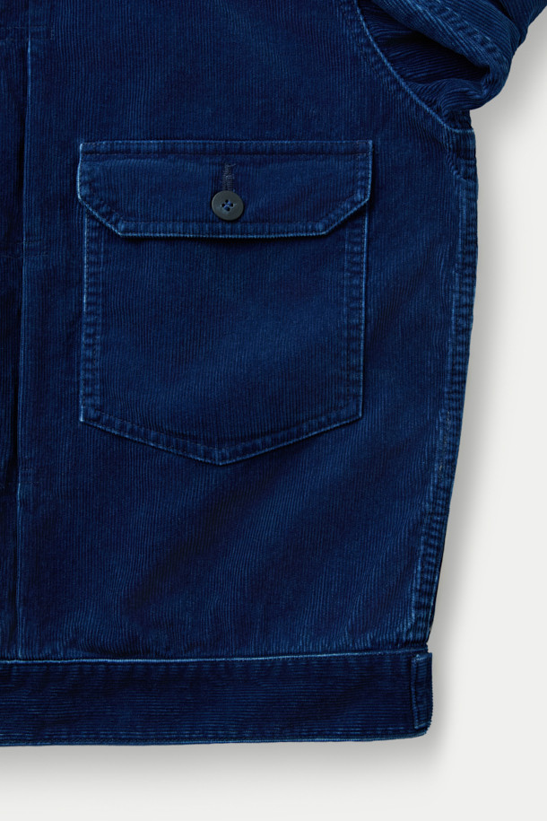 INNAT(인낫) 인디고 TYPE-2 트러커 재킷은 남성을 위한 캐주얼, 클래식, 워크웨어 스타일의 아우터입니다. 14 웨일 코듀로이와 데님 소재를 사용하여 부드러운 촉감을 선사하며, 중간 두께감으로 여름과 가을에 착용하기 좋습니다. 인디고 컬러의 무지 디자인에 레귤러핏으로 제작되었으며, 크롭 기장의 긴 소매와 버튼 여밈 방식을 갖추었습니다. 스톤 바이오 워싱과 빈티지 워싱 처리로 자연스러운 멋을 더했으며, 이염에 주의하여 착용해야 합니다.
