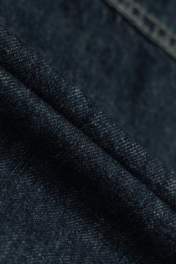 SAGE DE CRET(사쥬 드 크레) 데님 숏 재킷은 남성용으로, 봄, 가을에 착용하기 좋은 캐주얼, 워크웨어 스타일의 데님 재킷입니다. 네이비 컬러의 무지 디자인이며, 면과 린넨 혼방 소재로 제작되어 부드러운 촉감을 선사합니다. 숏 기장에 오버핏으로 편안한 착용감을 제공하며, 트러커 코트 스타일의 버튼 여밈 방식과 워싱 가공, 플리츠 디테일, 프론트 포켓이 특징입니다. 데이트룩, 쇼핑룩에 어울리는 미니멀한 디자인의 재킷입니다.
