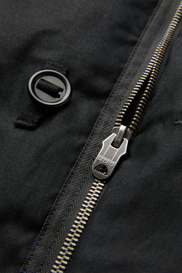 나이젤 카본 OW02 덱 재킷 코듀로이는 가을, 겨울 시즌에 어울리는 남성용 아우터입니다. 블랙 컬러의 레귤러핏 덱 재킷으로, 워크웨어, 클래식, 미니멀 스타일을 모두 아우릅니다. 두꺼운 코듀로이 소재를 사용하여 보온성을 높였으며, 밑단 스트링 조절과 요크 및 팔 패치 강화 디테일이 특징입니다. 버튼 여밈 방식으로 출근룩에 멋을 더하며, 긴 소매 기장으로 안정적인 착용감을 제공합니다. 밀리터리 스타일의 덱 재킷으로, 튼튼함과 세련된 디자인을 동시에 만족시킵니다.
