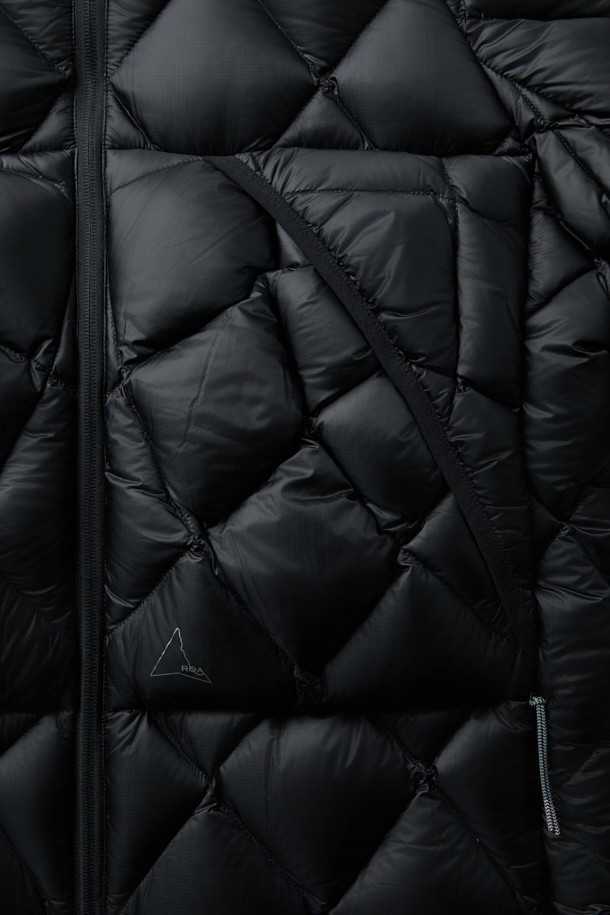 ROA NUNA (누나) 800 필파워 후디드 다운 재킷은 아웃도어 활동과 일상생활 모두에 적합한 공용 다운 재킷입니다. 800 필파워 다운 충전재와 립스탑 나일론 원단으로 제작되어 뛰어난 보온성과 가벼운 착용감을 제공하며, 방수 기능을 갖춰 변덕스러운 날씨에도 쾌적함을 유지합니다. 슬림핏 디자인에 크롭 기장으로 활동성을 높였으며, 미니멀하고 스포티한 스타일을 연출합니다. 양방향 리버스 지퍼, 대형 전면 포켓, 엄지 구멍, 조절 가능한 밑단, 내장 후드 등의 디테일은 실용성을 더하며, 겨울철 데일리룩과 여행룩에 활용하기 좋습니다.
