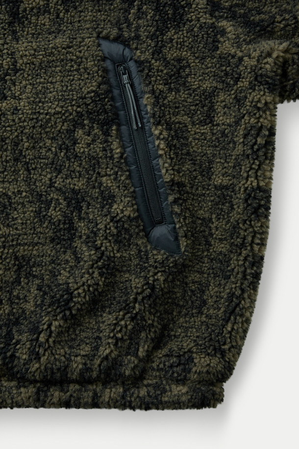 ROA EWE (로아 이웨) 퍼리 재킷은 부드러운 촉감의 플리스와 페이크퍼 소재를 사용하여 가을, 겨울철 따뜻함을 선사하는 오버핏 플리스 재킷입니다. 하이넥 디자인과 밴딩 소매, 지퍼 포켓, 로고 자수 디테일이 돋보이며, 뛰어난 보온성과 방풍 기능으로 편안한 착용감을 제공합니다. 블랙 컬러의 무지 디자인으로 어떤 스타일에도 쉽게 매치할 수 있으며, 캐주얼, 스포티, 미니멀한 스타일을 연출하기 좋습니다. 산책룩이나 캠핑룩과 같이 활동적인 상황에서도 활용하기 좋은 데일리 아우터입니다. 크롭 기장으로 트렌디함을 더했습니다.
